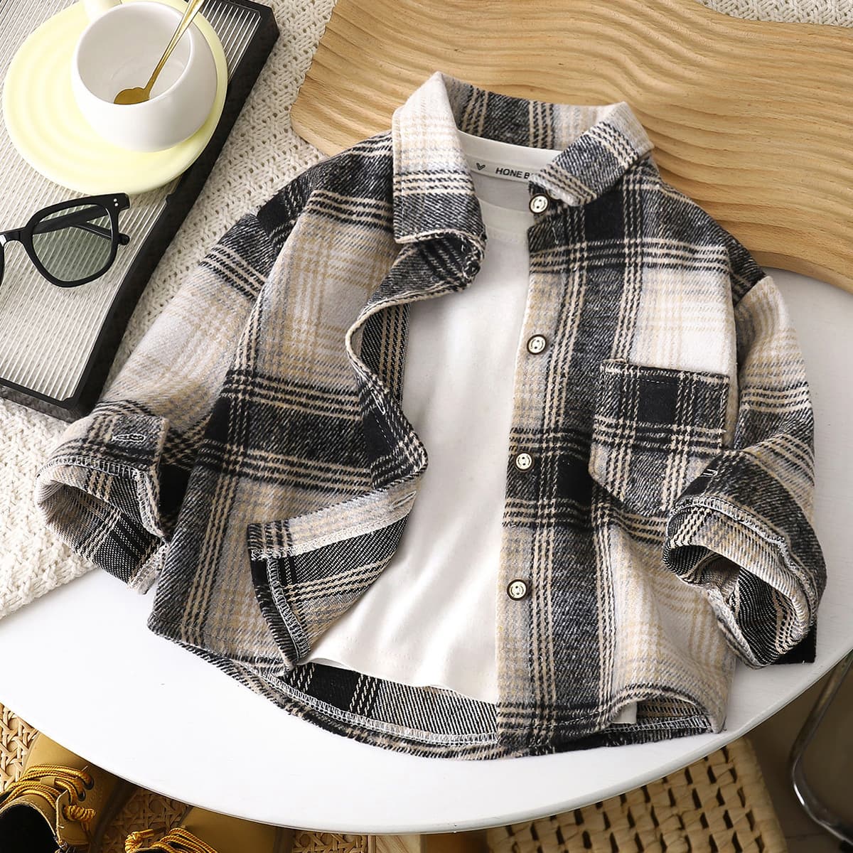 Spring and autumn children's clothing, children's casual checkered shirts, boys' long-sleeved shirts, fashionable tops, trendy jackets for children and middle-aged children