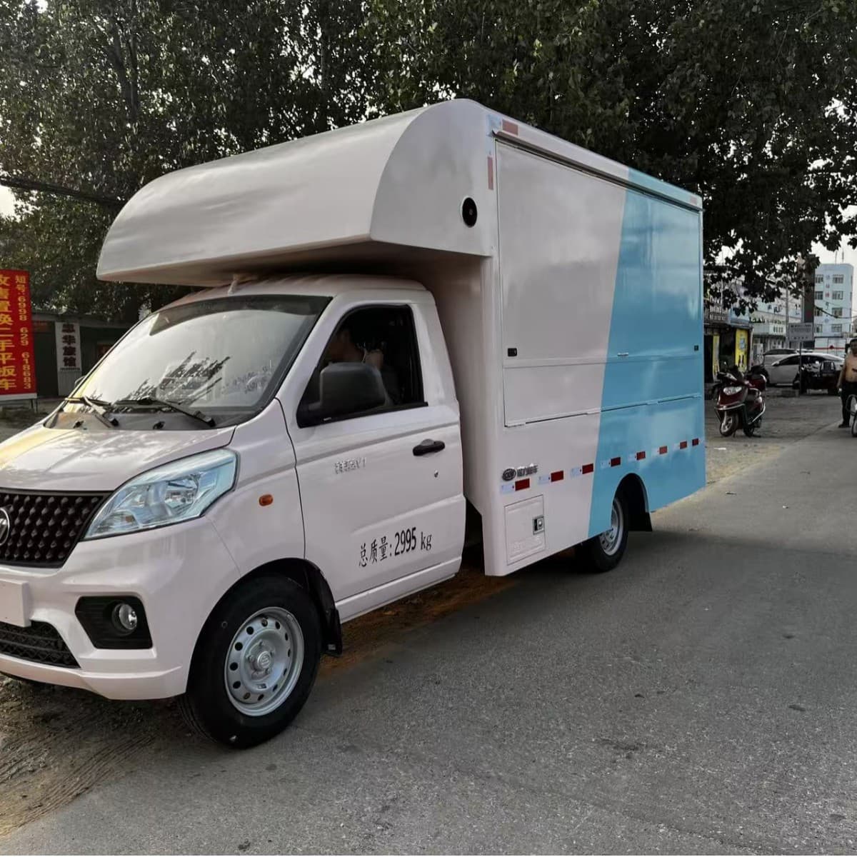 Manufacturer direct supply of multifunctional mobile food trucks for trending iron plate spicy hot pot snack vehicles, ideal for street vending.