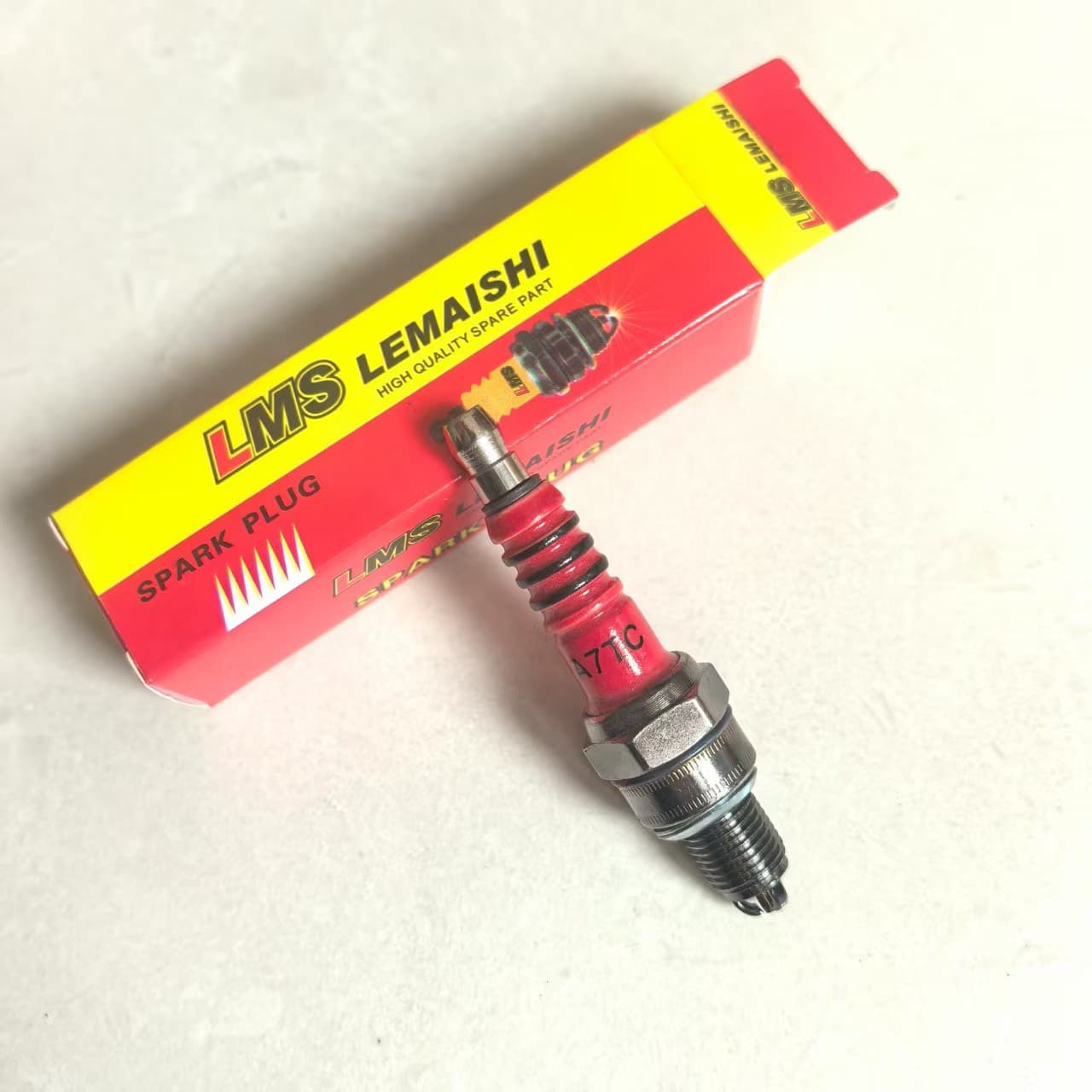 New Red Porcelain Three-Pole Spark Plug D8Tc125 Motorcycle Spark Plug Three-Claw A7Tc Scooter Upgraded Version Spark Plug