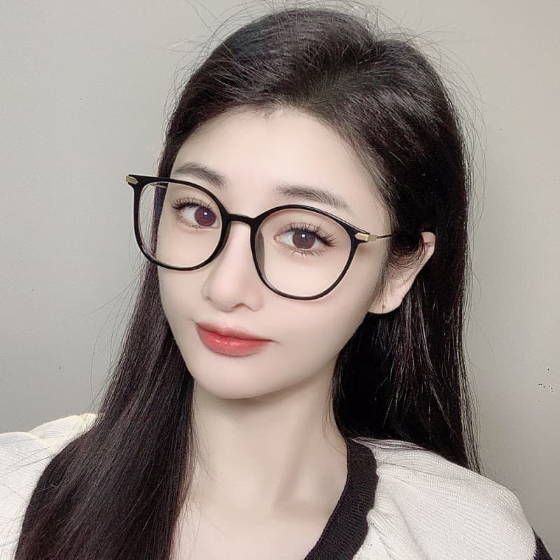 These large-framed glasses, popular on Xiaohongshu (Little Red Book), make your face look smaller and are suitable for prescription glasses. They're Korean style, suitable for both men and women, and have a flattering cool-toned brown frame.