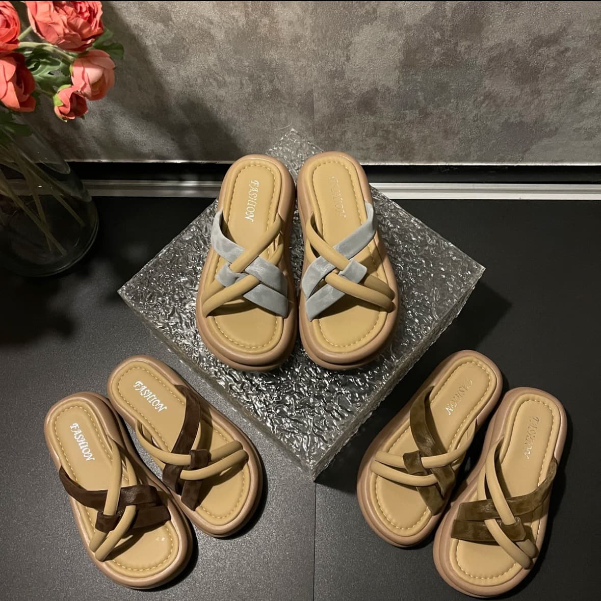 Thick-Soled Trendy Women's Slippers 2026 New Popular Model for Outdoor Wear, Stylish Summer Sandals for Women