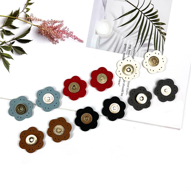 New arrivals, in stock, wholesale DIY bag accessories, multi-colored small flower leather stitching magnetic buckle, 3CM diameter hand-stitched magnetic buckle.