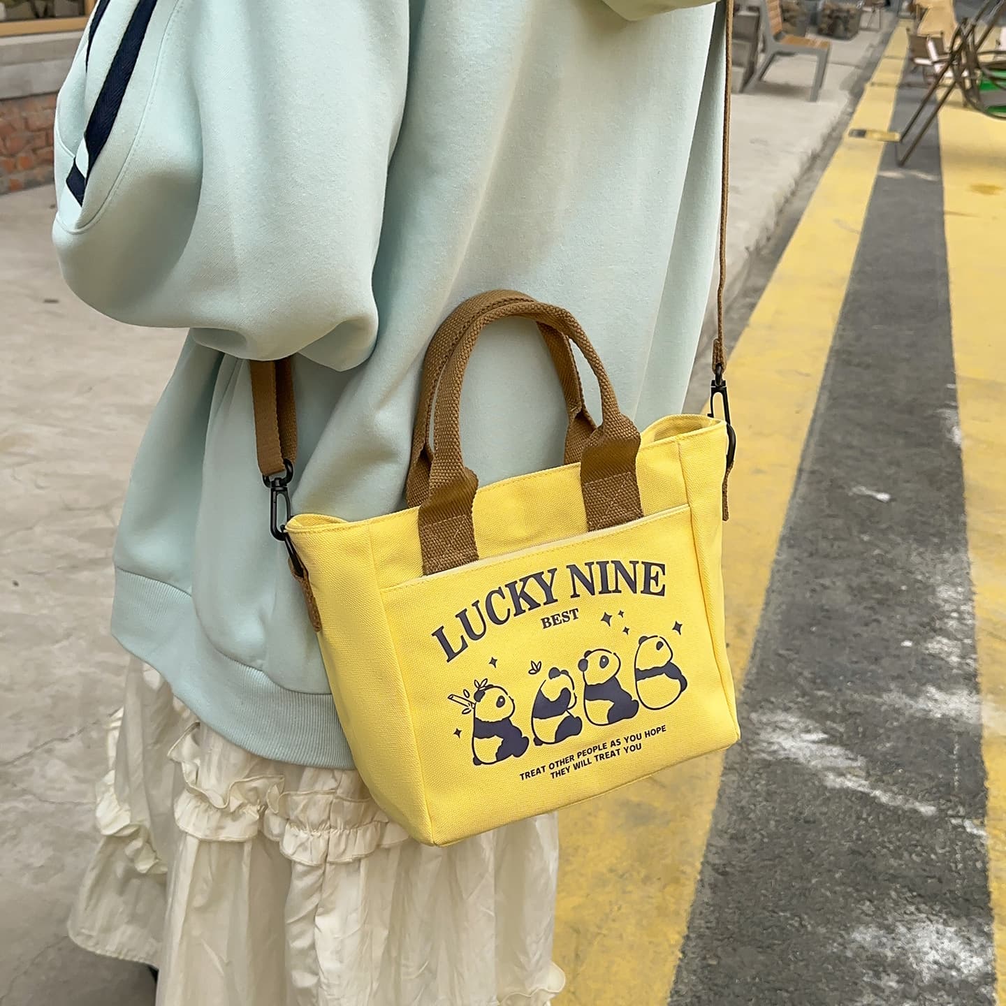 Fashionable design, versatile shoulder bag, casual large-capacity commuter handbag, trendy printed portable canvas bag
