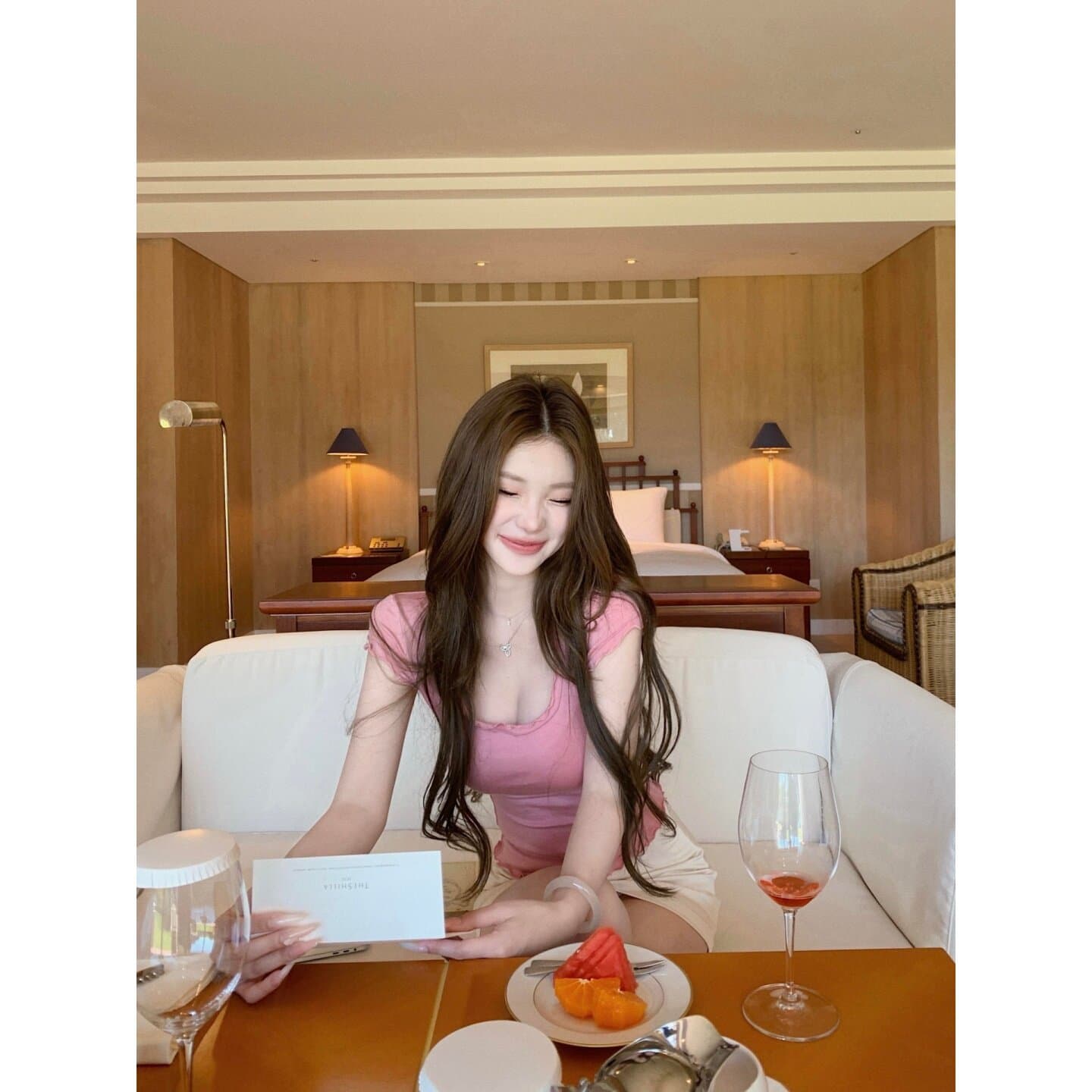 Korean pink fungus-edged U-neck short-sleeved T-shirt for women in summer, beautiful and sexy hot girl slim design pure lust top