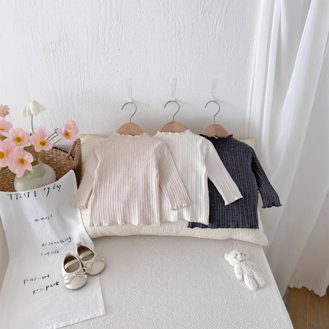 Baby girl's long-sleeved t-shirt with ruffled trim, a stylish and versatile piece for spring and autumn.
