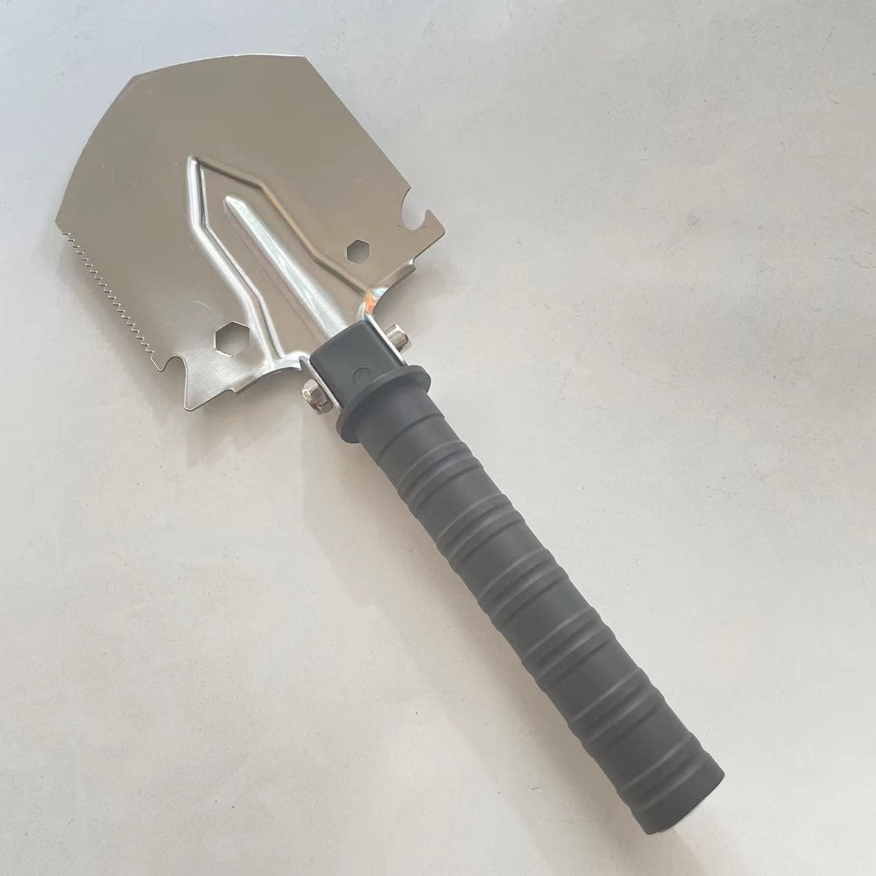 Stainless steel small outdoor shovel, garden shovel, yarn spreader shovel, catfish shovel, all-steel thickened, multi-functional shovel for digging hard soil.