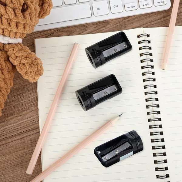 3 pieces Color: Black Material: Plastic Multifunctional Woodworking Pencil Sharpener Portable Single Hole Pencil Sharpener OP