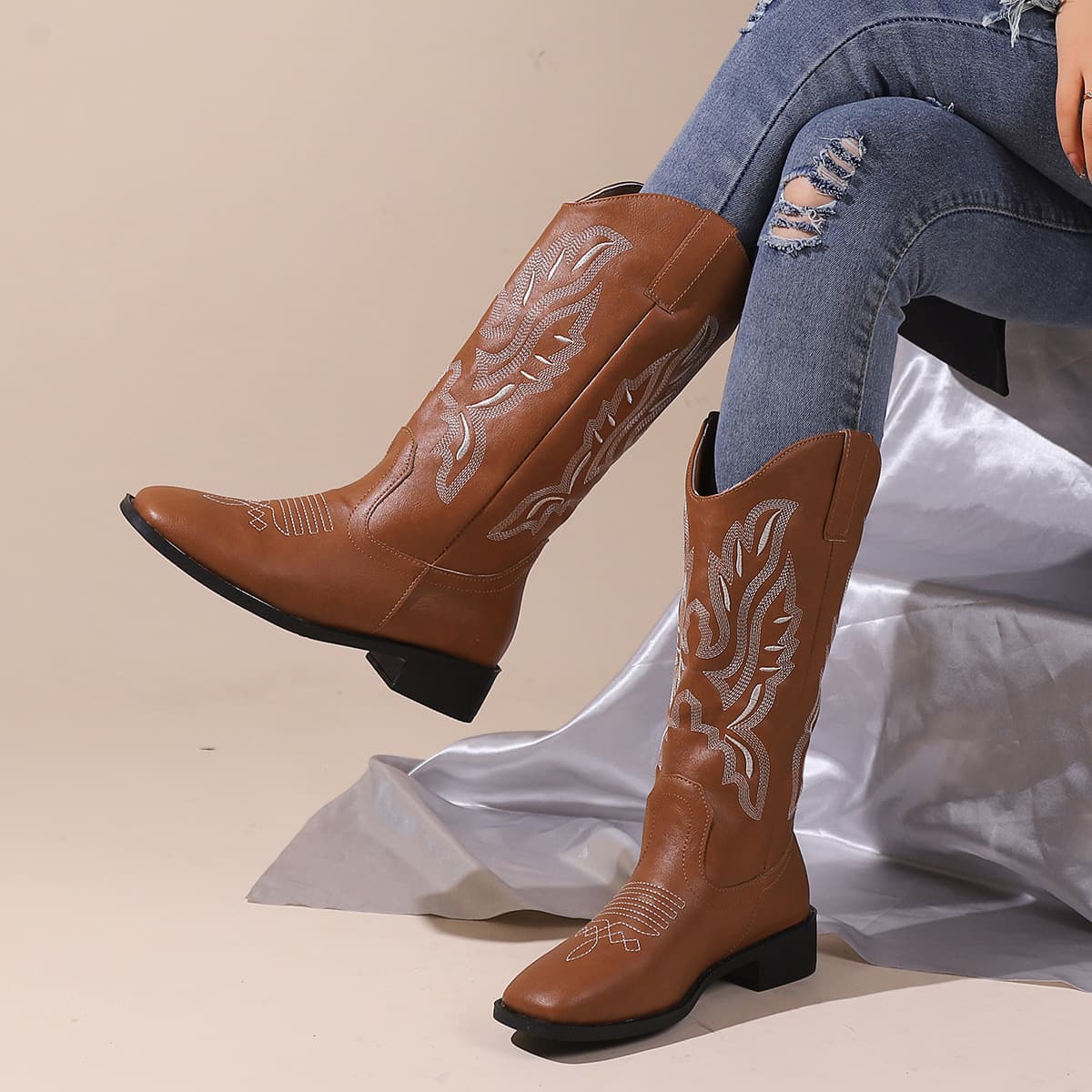 New Western cowboy boots for women, 2023 retro embroidered riding boots, square toe, chunky heel, V-shaped opening, mid-calf boots.