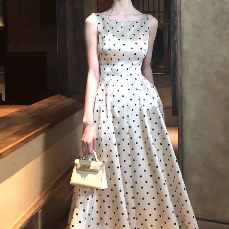 In stock from Yi Mo [Shi Ling] French square-neck satin waist and large hemline slimming and elegant long suspender skirt