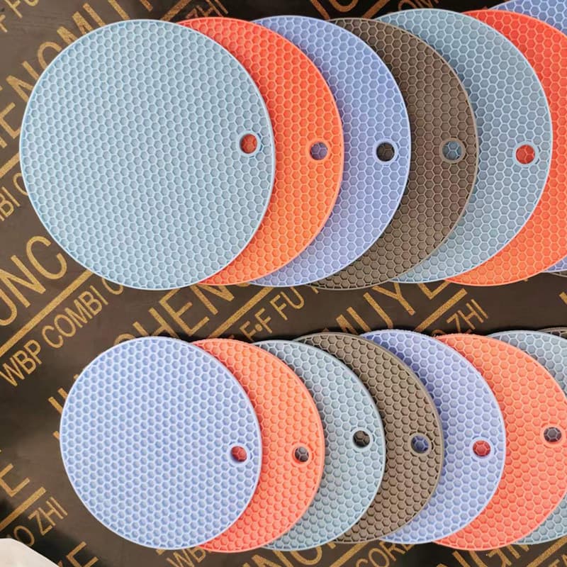 Factory supply round silicone heat insulation pads, heat-resistant coasters, table mats, casserole pads, high-temperature resistant honeycomb insulation