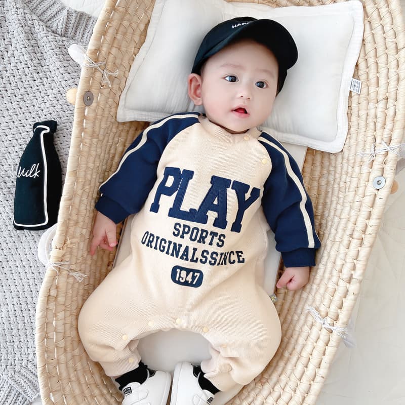 Newborn baby onesie for male baby in spring and autumn, fashionable contrasting color harem suit for full moon and 100 days for toddlers to go out, trendy crawling suit
