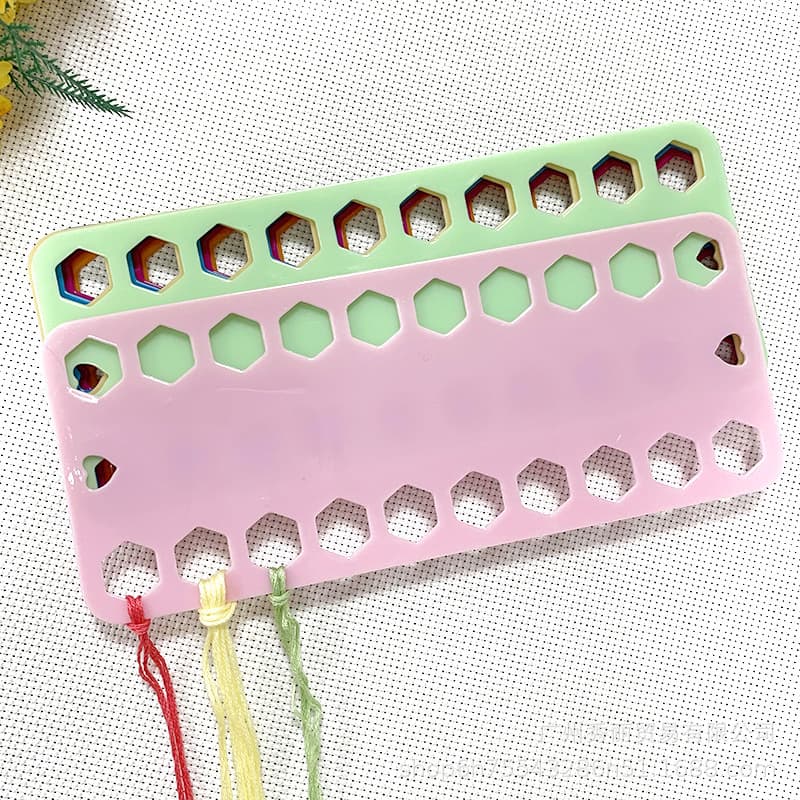 20-hole colored plastic cross-stitch thread board, cross-stitch thread divider, large hole thread hanging board, embroidery thread winding board, thread wrapping board.