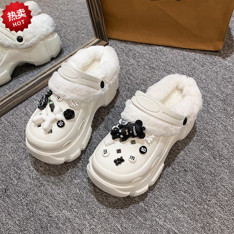 New winter style fleece-lined clogs for women, thick-soled, comfortable, warm, and non-slip.