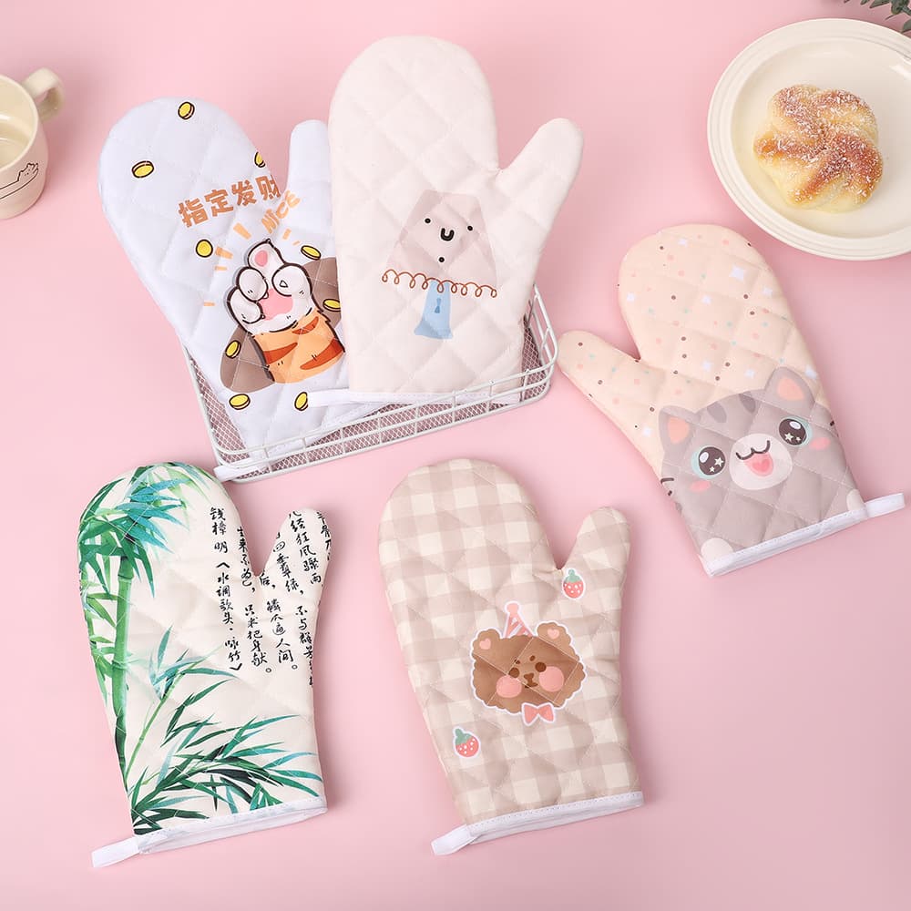Heat-resistant gloves with cartoon pattern print, anti-scald oven mitts, kitchen utensils, household microwave oven mitts