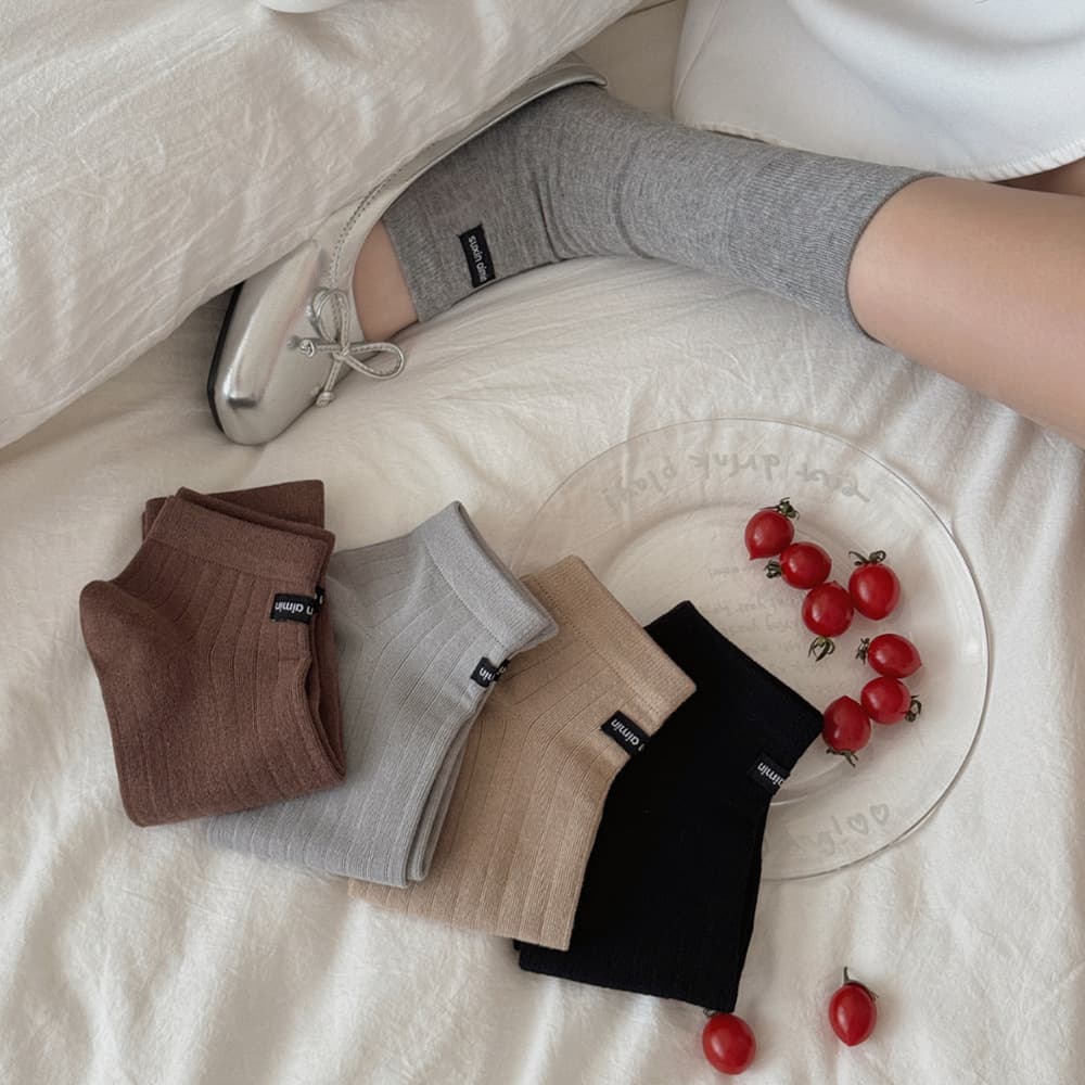Black English label socks with lace trim, slimming slouch socks, women's ins style, mid-calf socks, popular on Xiaohongshu (Little Red Book)