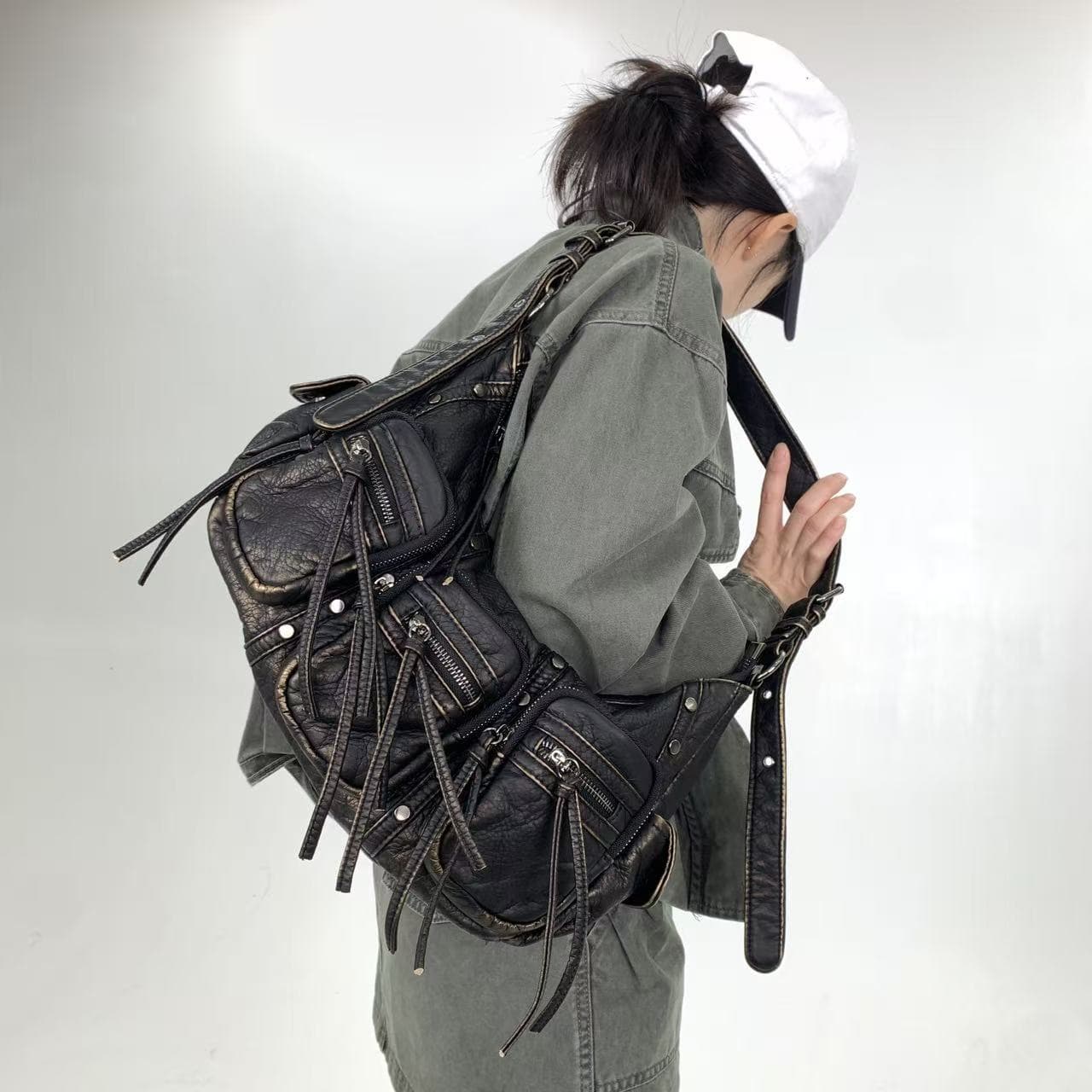 Cross-border exclusive for Y2K Millennial Hot Girls Multi-Pocket Shoulder Bag Tassel Distressed Retro Street Messenger Bag