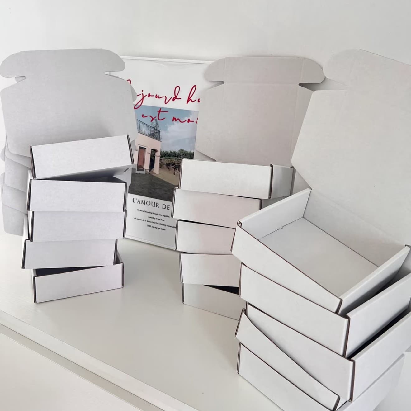 White Ins-style airplane box, simple packaging, extra thick and reinforced, for card storage, square kraft paper box for logistics