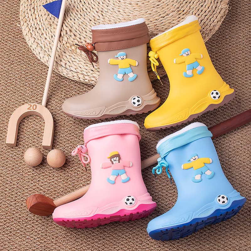 New creative sports-style soccer shoes, cartoon style, for boys and girls, big kids, rain boots, non-slip glue shoes, suitable for all seasons, in stock.