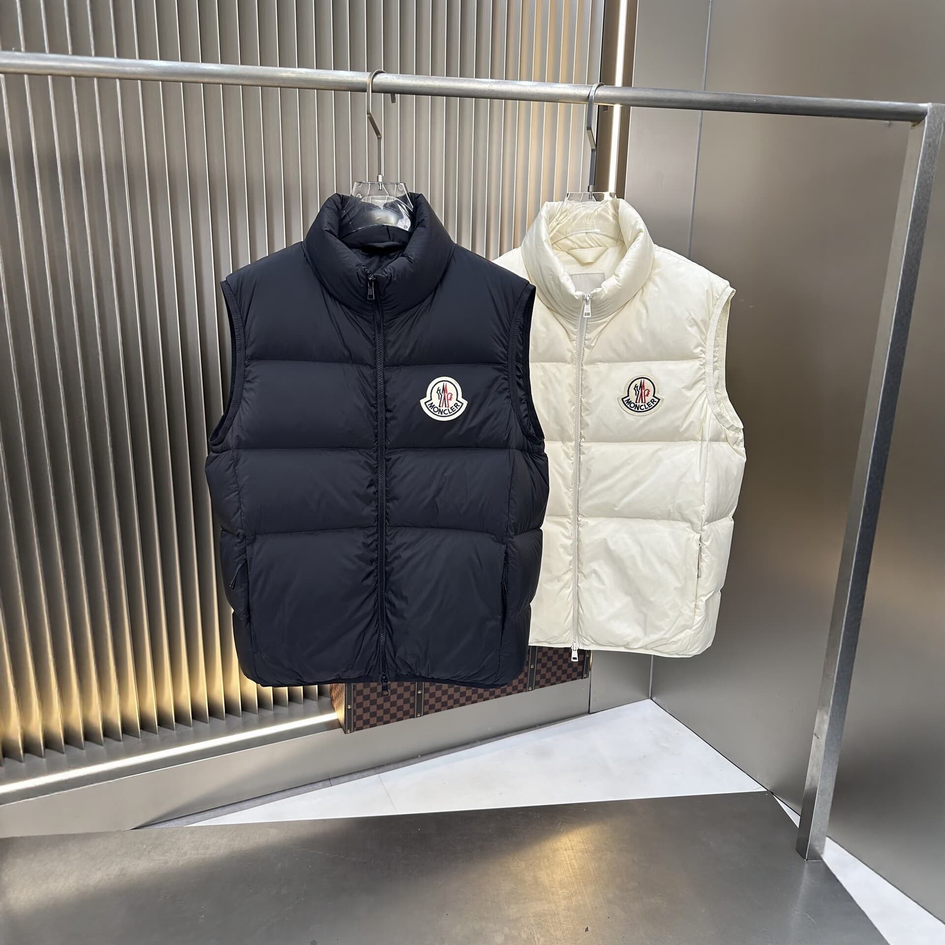 High-quality original label 26 Autumn/Winter New Style M Moncler 90 White Duck Down Vest Sleeveless Jacket for Men and Women with Stand Collar