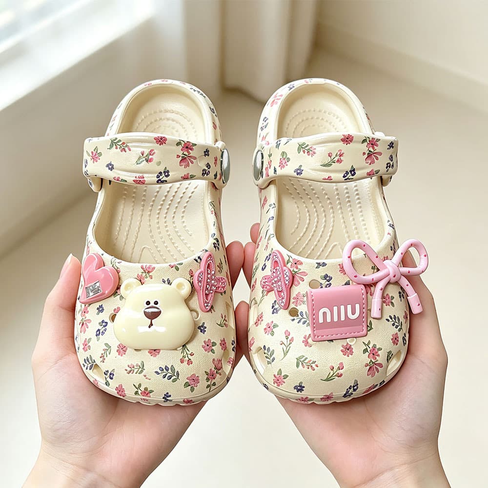 Trending Kids Crocs Sandals 2026 Summer Slippers for Girls, Closed-Toe Outdoor Non-Slip Summer Sandals Wholesale
