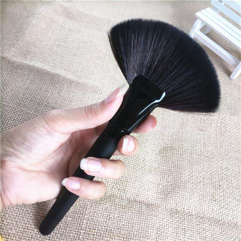 Barber Shop Fan Shaped Hair Sweeping Brush Loose Powder Brush Makeup Brush Hairdressing Supplies Hair Debris Brush Soft Bristle Hairdressing Tool In Stock