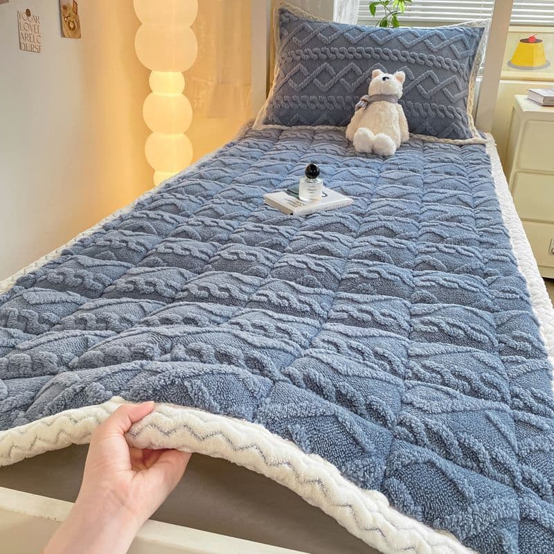 Thickened milk fleece mattress for winter, single soft mattress pad for student dormitory, fleece-lined bed sheet, blanket