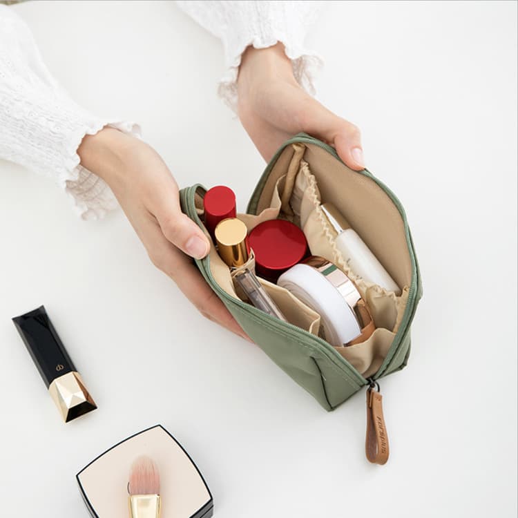 Simple and Portable Makeup Bag, Mini Lipstick Storage Bag, Travel Toiletry Bag with Partition Design, Large Capacity, Stylish Storage