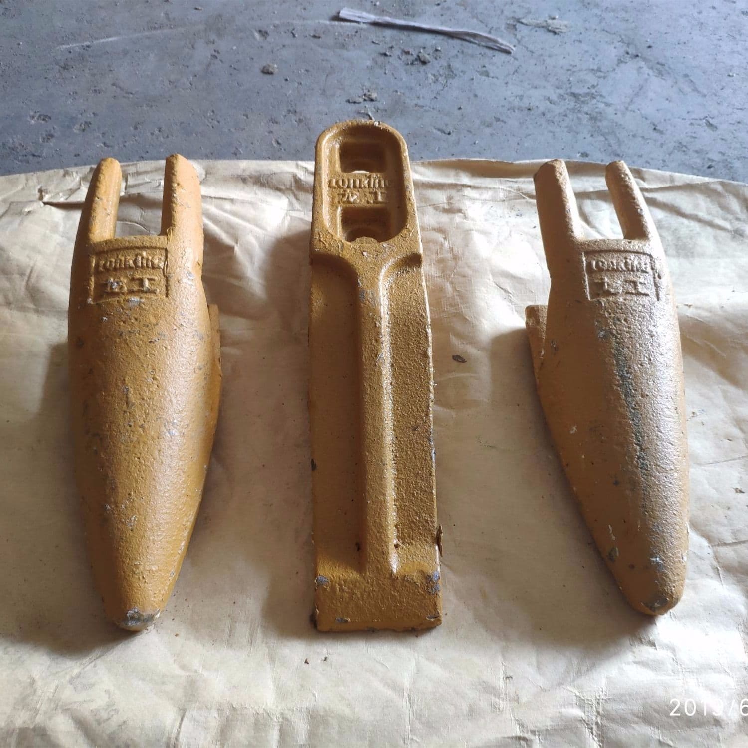 Super Wear-Resistant Longgong Loader 30/50 Bucket Teeth / Middle Teeth / Loader Parts Bucket Teeth Side Teeth Saichuan