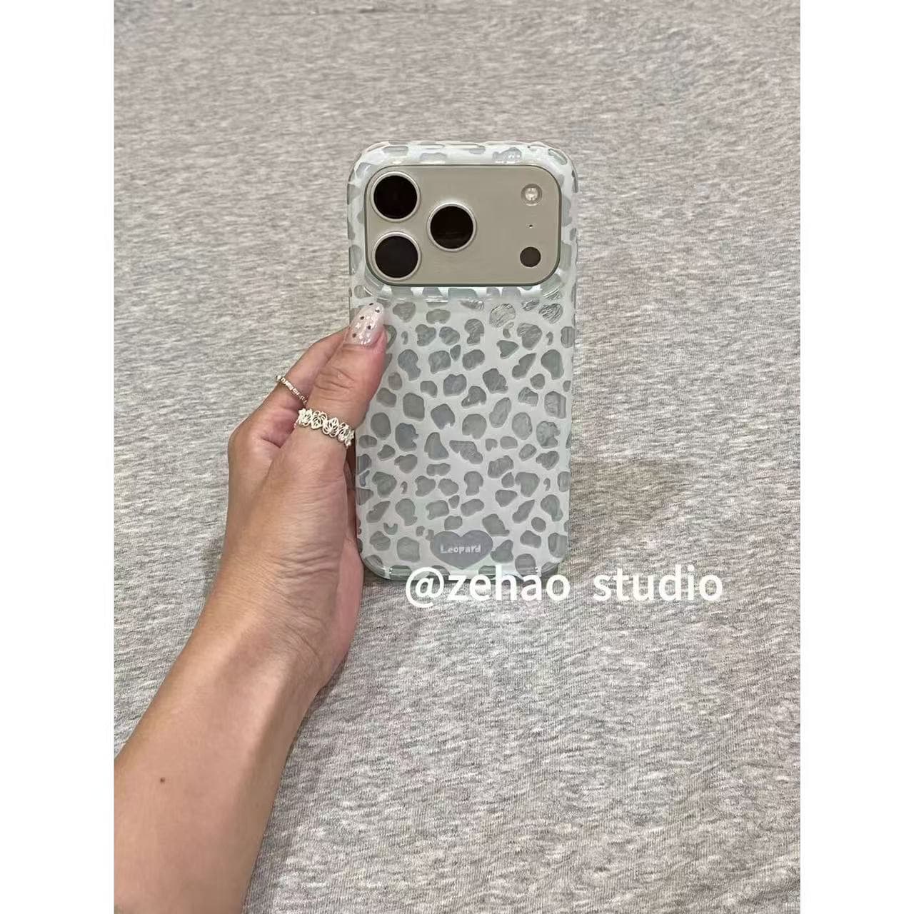 Light blue full-coverage silver leopard print heart English pattern case for Apple iPhone 17 Pro Max, protective cover for 16 Pro