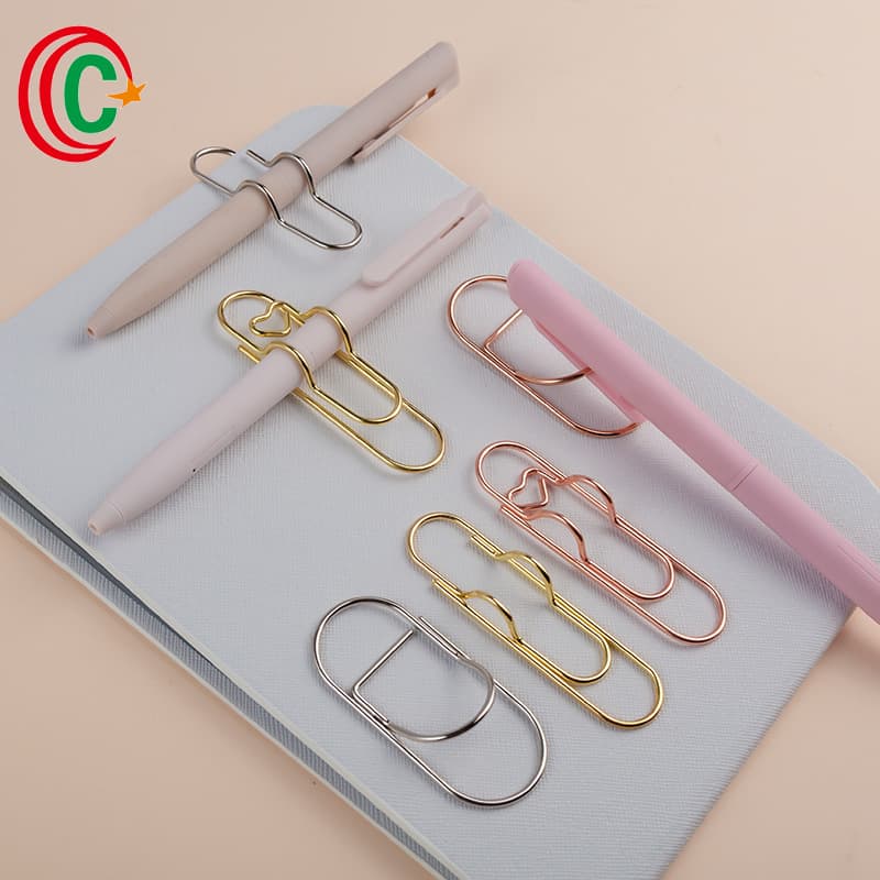 Manufacturer of metal fat pen clips, creative notebook accessories, heart-shaped paper clips, pen holders, electroplated wholesale.