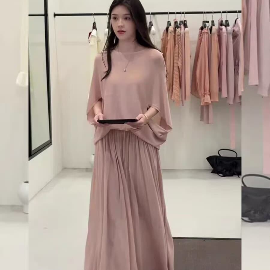 A Korean-style outfit with a gentle and lazy style, a loose knitted blouse, a half-length skirt, and a beautiful suit for early spring.