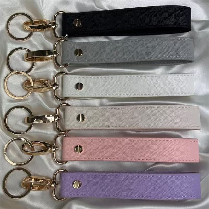 Exquisite car key ring in stock, leather wristband key chain pendant, simple bronzing advertising key chain
