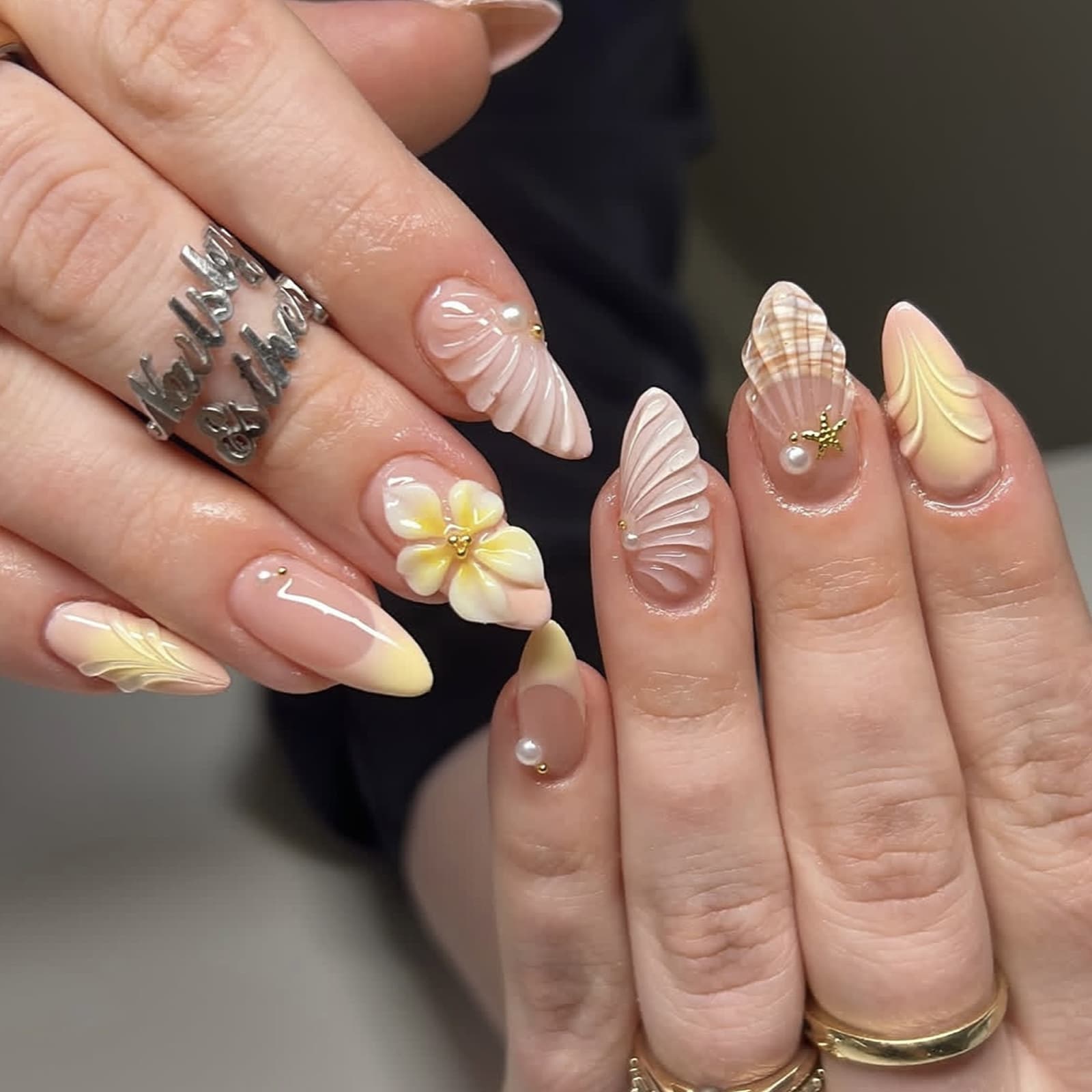 European and American Cross-Border Hot Selling Short Almond 3D Floral Shell Gradient Premium Press-On Nails Wholesale