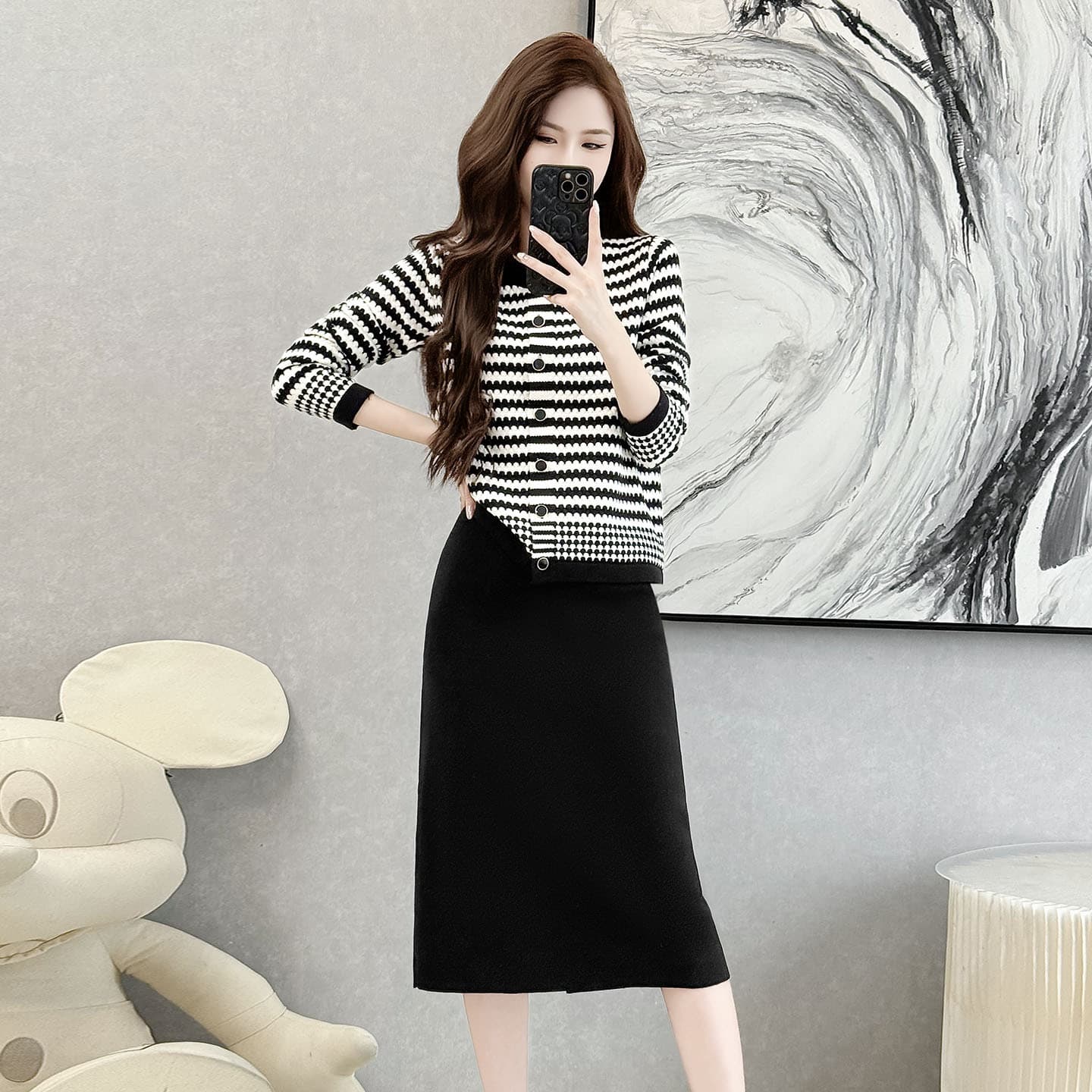 Black and white striped knitted suit for women, round neck cardigan, black skirt, two-piece set, autumn temperament for commuting