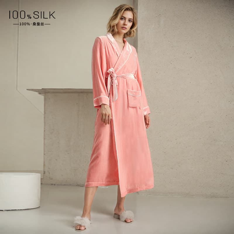 2025 New Autumn/Winter Women's Bathrobe/Morning Robe, Mid-Length, Warm Home Wear, Long Sleeve, Thickened Silk Velvet Nightgown