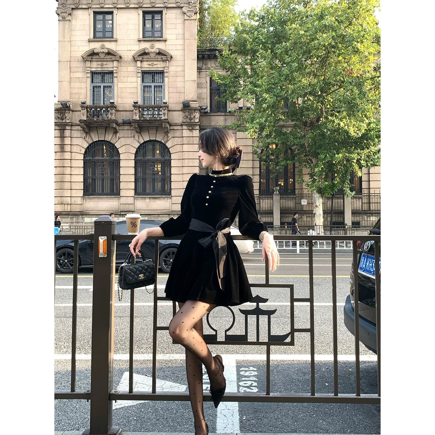 Hepburn style high-end bow waisted puffy little black dress niche beautiful unique velvet dress 26 spring