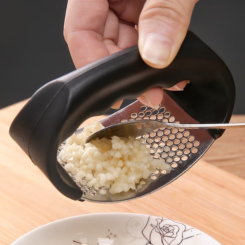 Manual stainless steel ring garlic press, household kitchen garlic crusher, garlic paste/mincing tool, available from the manufacturer.