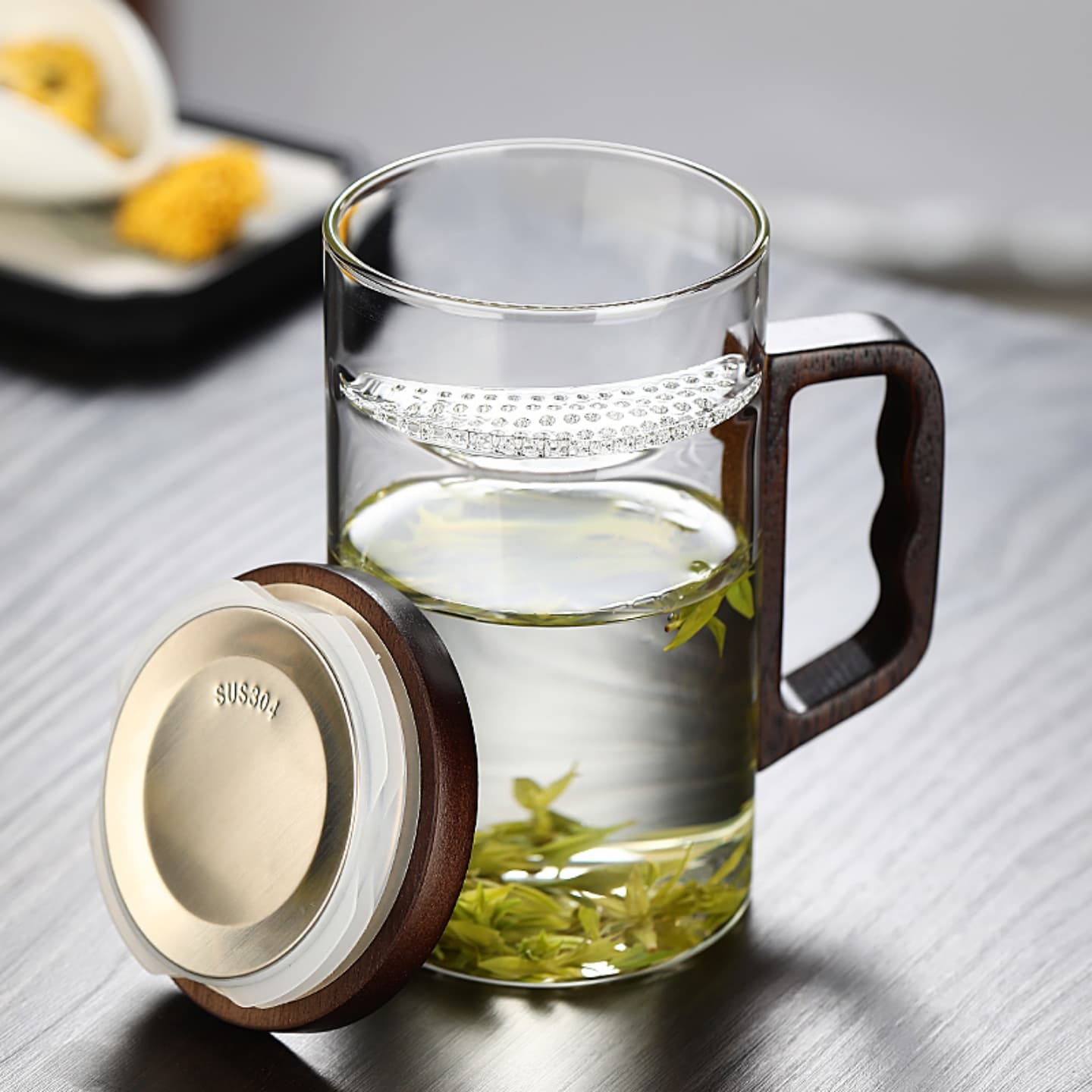 High temperature resistant glass tea cup, high borosilicate material, green tea cup, crescent filter integrated tea cup, household wooden handle cup