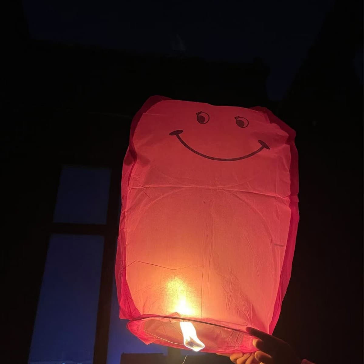 Henan manufacturer ships flame-retardant, thickened, and enlarged Kongming lanterns for wishing good fortune and blessings.