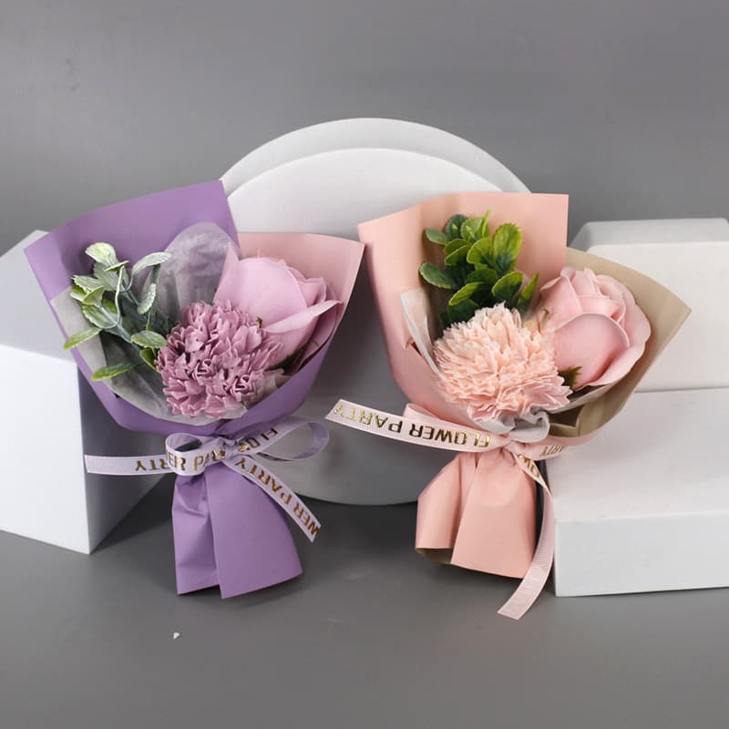 Mini Carnation Bouquet with Soap Roses as Souvenirs, Valentine's Day Gift Box with Small Accessories for Wholesale