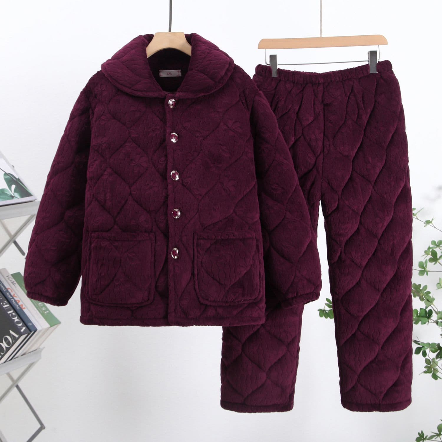 Three-layer quilted pajama set for seniors, thickened flannel winter thermal underwear, coral fleece home wear for middle-aged and elderly people.