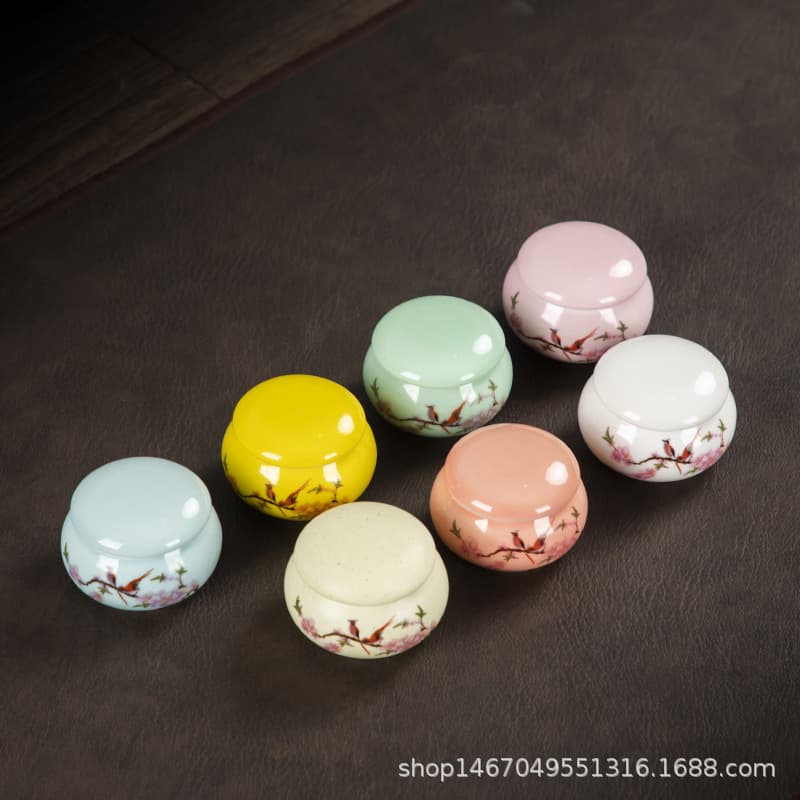 Antique-style mini sealed ceramic tea caddies, cosmetic and fragrance containers, small medicine jars.