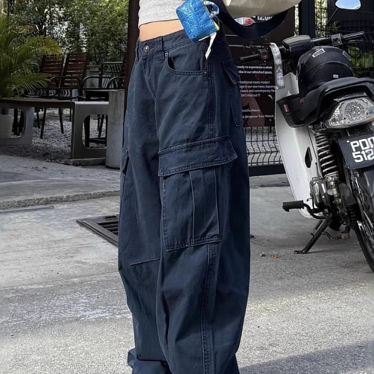 Plus-size American retro cargo jeans with large pockets, unisex, washed, loose-fitting, high-street silhouette, wide-leg, curved sash style.