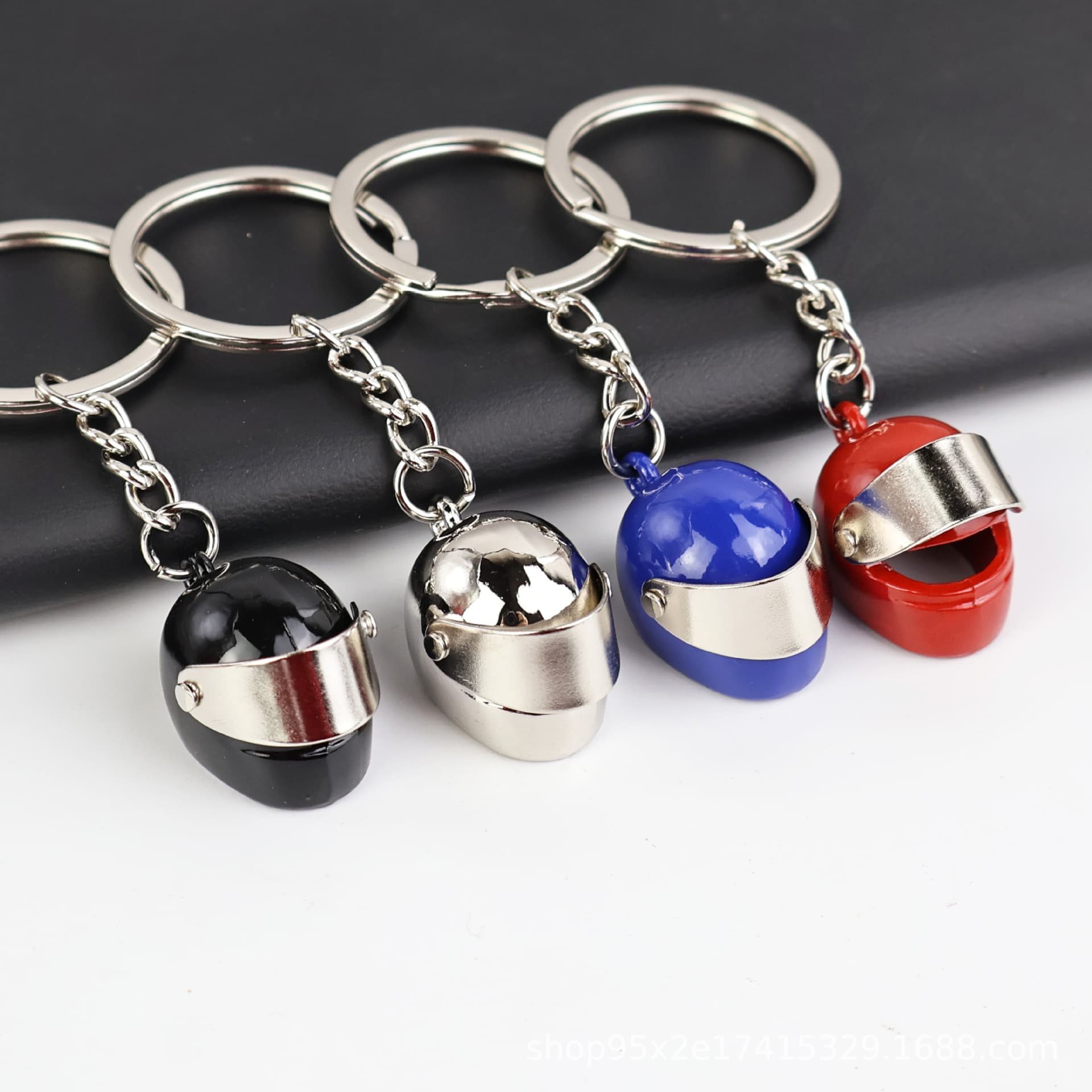 Creative mini three-dimensional helmet keychain motorcycle pendant metal cross-border helmet keychain with engraving logo
