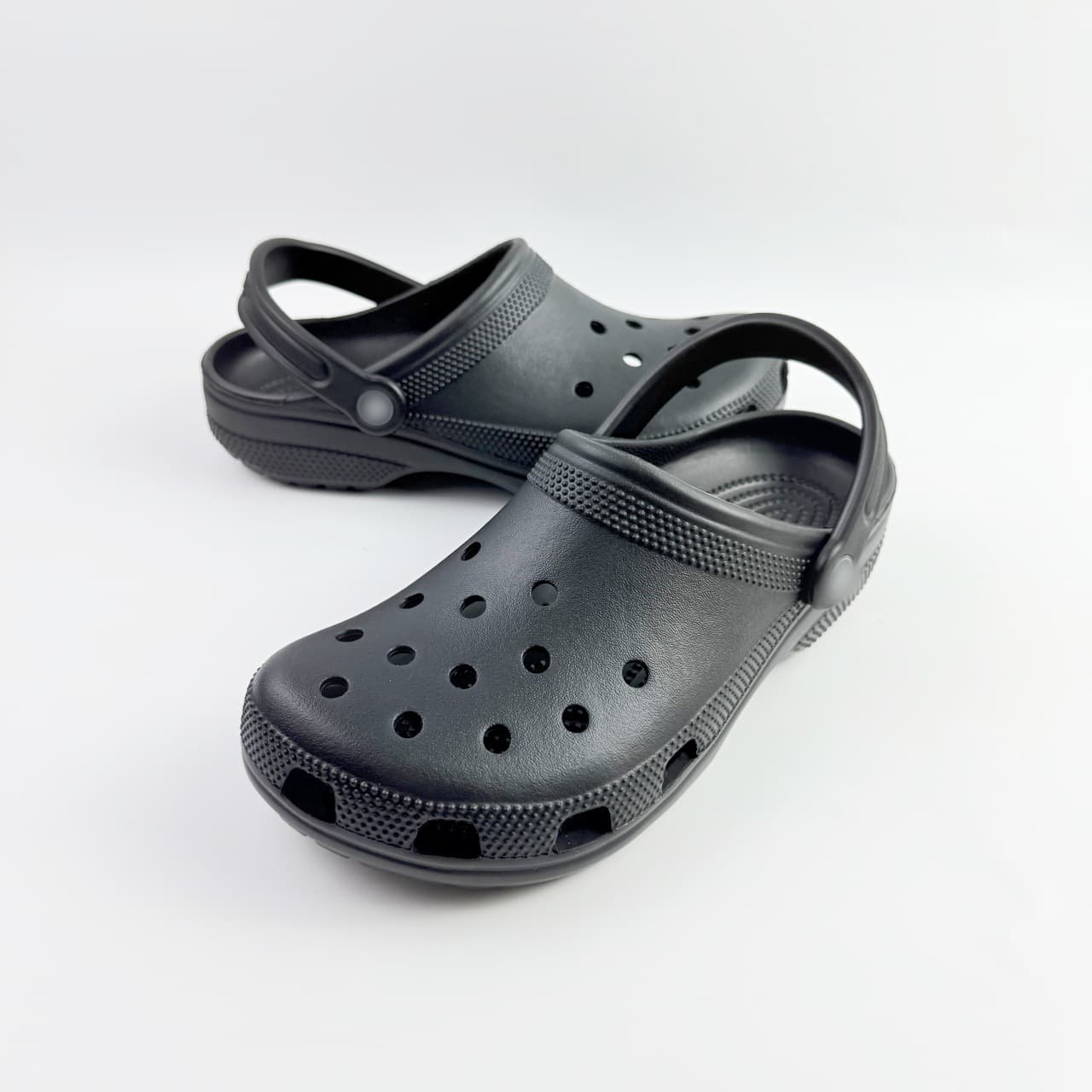 Crocs, a classic style from Crocs, perfect for summer. These non-slip, lightweight EVA sandals are ideal for couples.