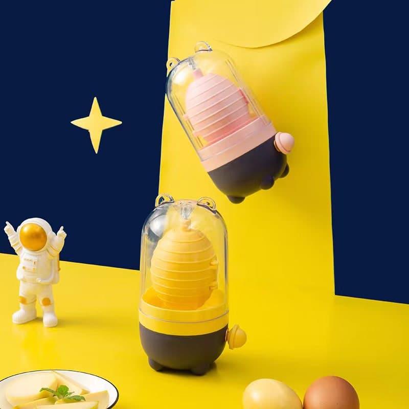 Manual egg shaker for home use, perfect for mixing egg whites and yolks, egg shaker, egg tossing and shaking device.