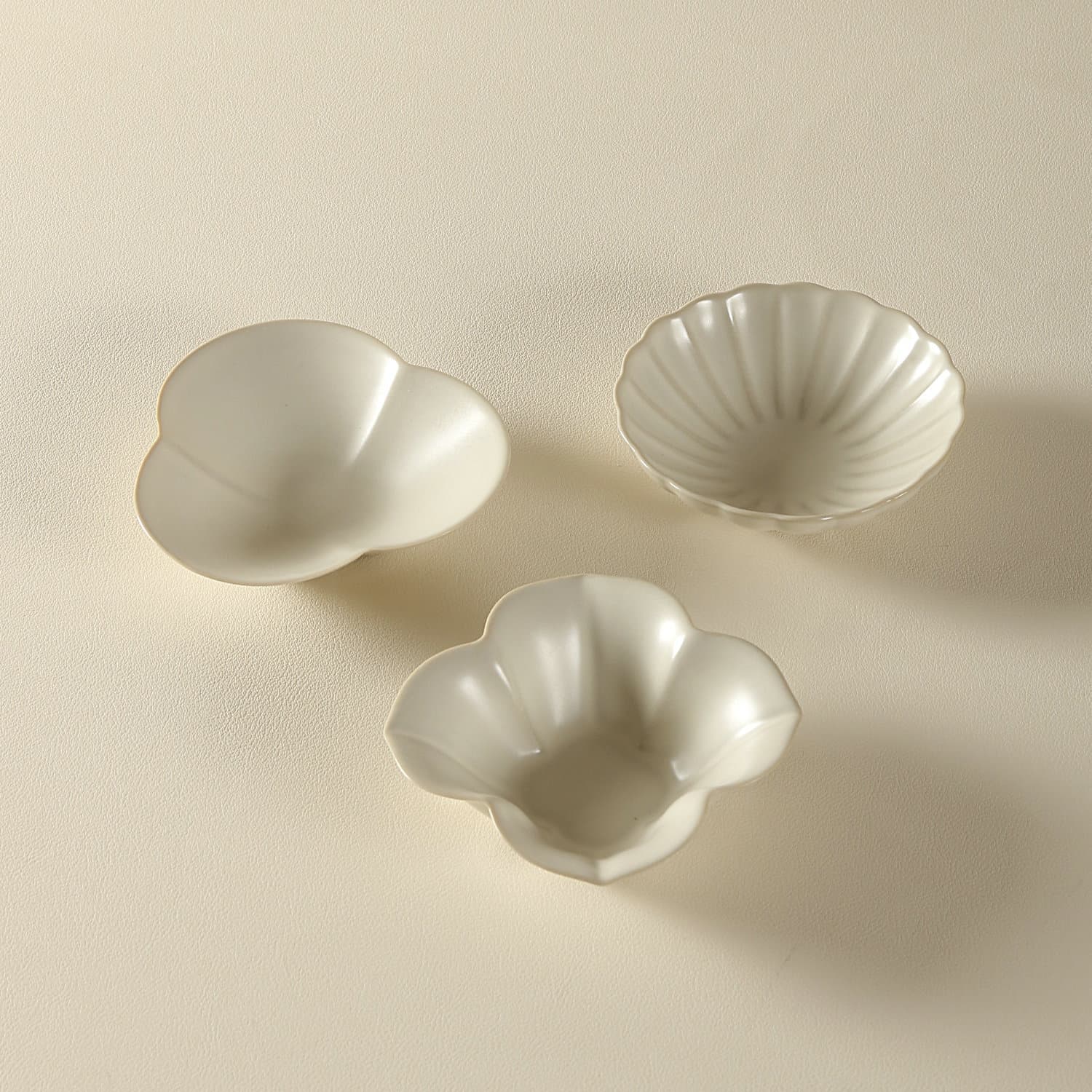 Kuta-yaki high-looking petal plate creative stoneware dipping dish hot pot restaurant soy sauce vinegar dish retro white incense insert