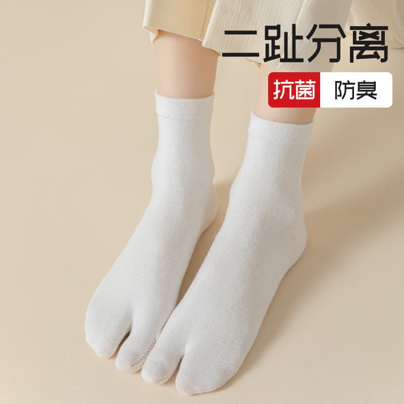 Manufacturer of men's and women's fashionable indoor clogs, bunion corrective socks, Japanese split-toe socks wholesale.