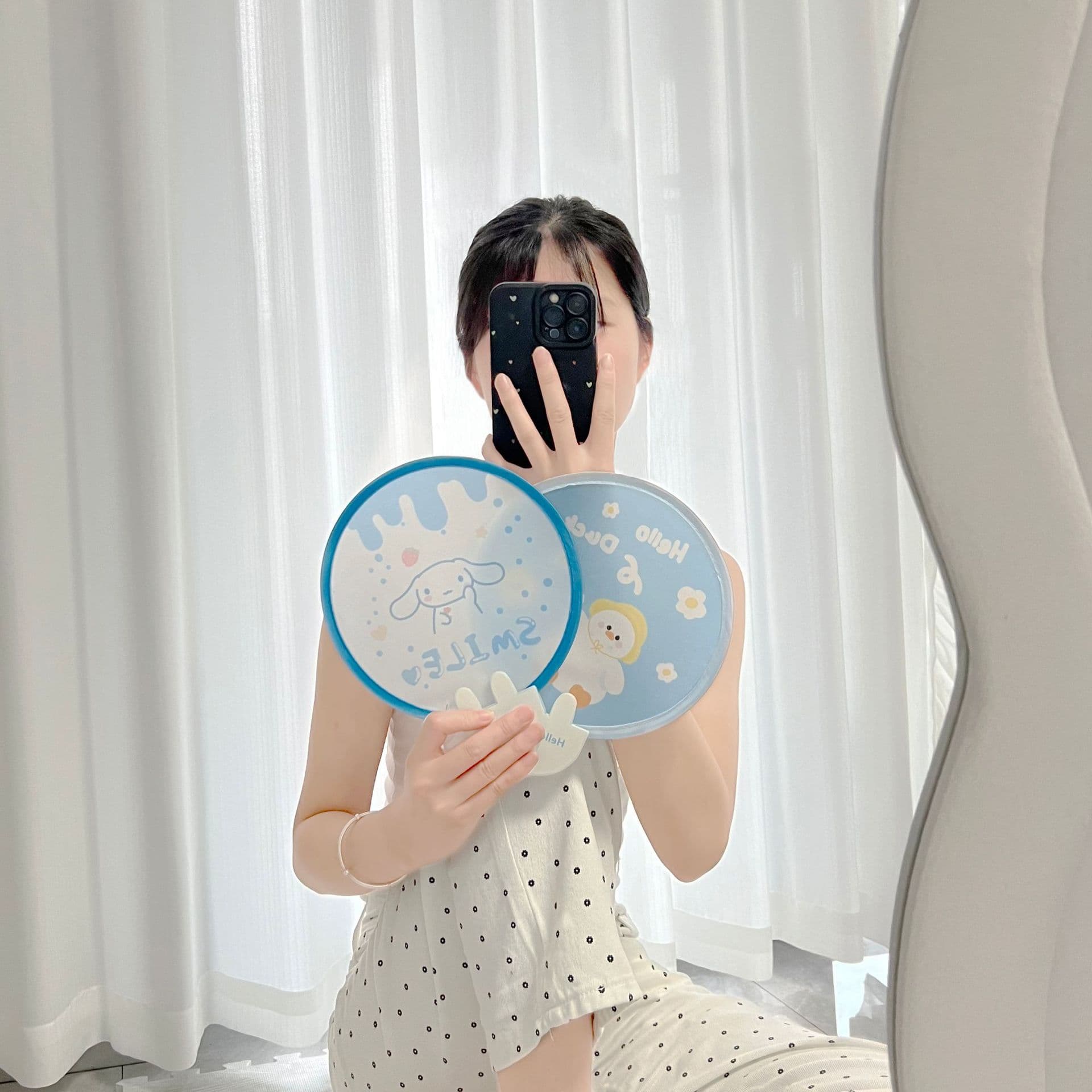 New cute smiley face sunflower folding fan, ins style, pocket-sized, portable, cool and refreshing for summer, a popular online fan.