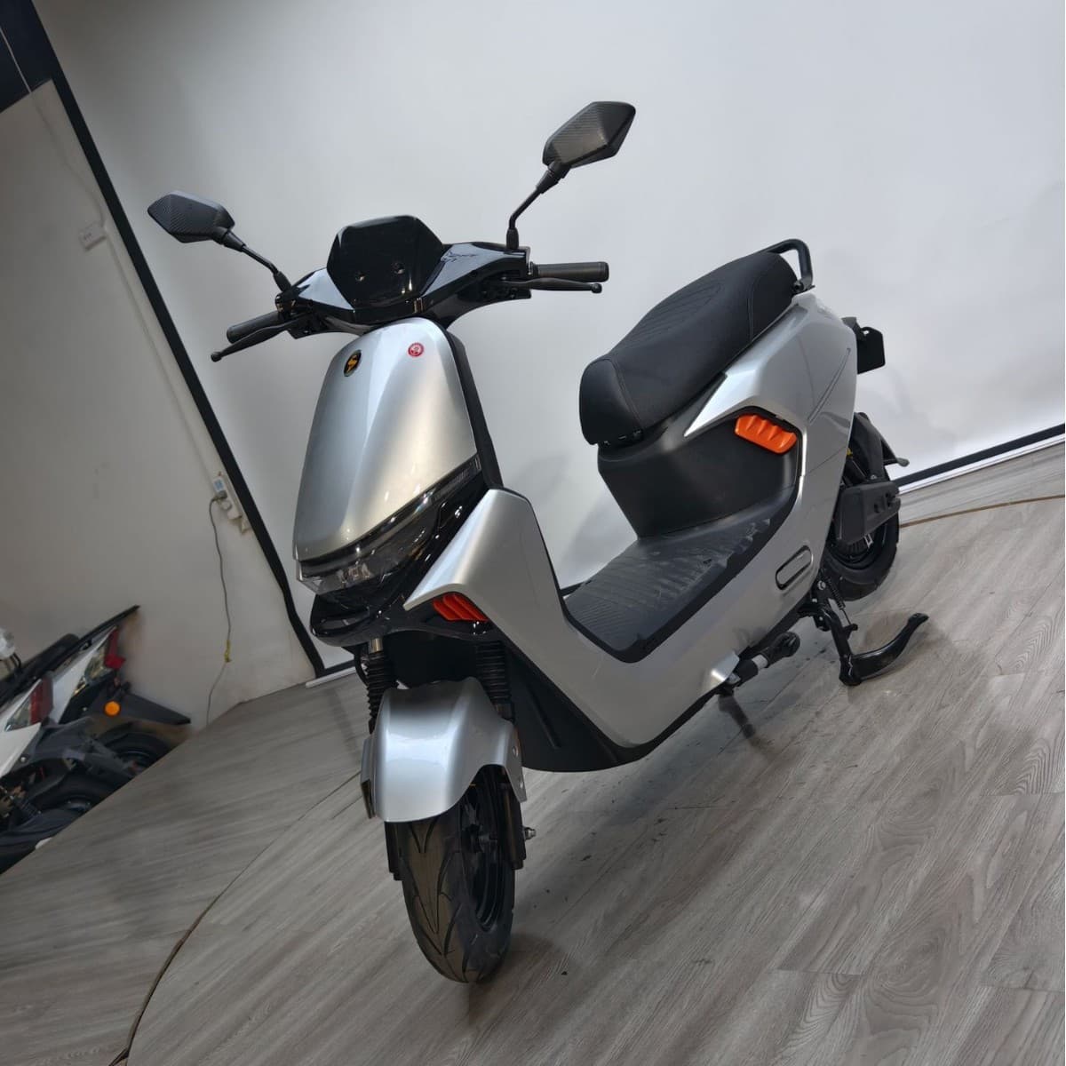 Xiao Jiu 2025 New Electric Motorcycle, Electric Vehicle Export Cross-border Wholesale Small Cars, Electric Bikes, Bicycles
